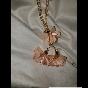 Pink flowers necklace